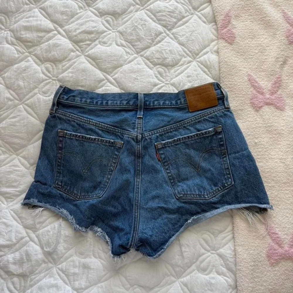 dark wash distressed Levi's 501‎ Jean shorts